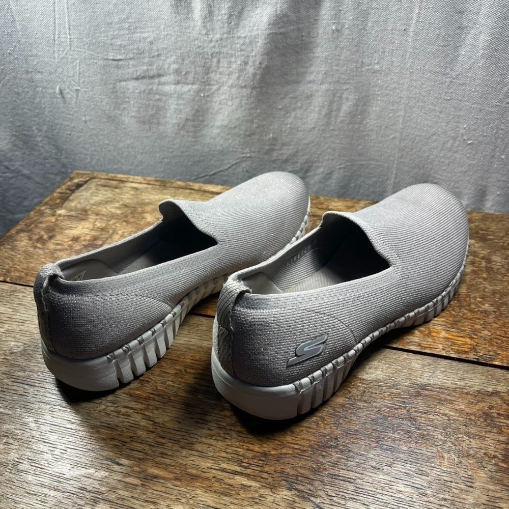 Skechers Women's Sz 8.5 M Comfort Shoes  Air Cooled Goga Mat Taupe SN 124297